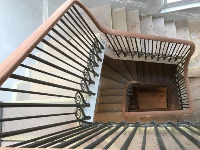 continuous-timber-handrail-london